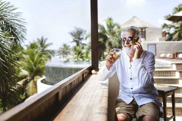 Senior Telefoniert Mit Einem Drink — Stockfoto