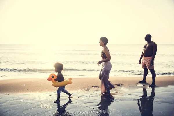 Rodina Společně Hrát Pláži — Stock fotografie