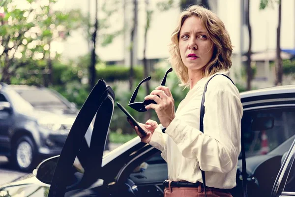 Mujer Negocios Puerta Abierta Del Coche Mirando Hacia Otro Lado — Foto de Stock