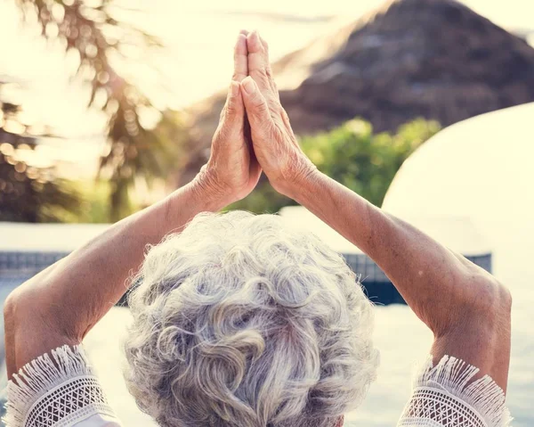 Senior Erwachsene Praktizieren Yoga Pool — Stockfoto