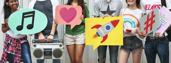 Nastolatków Przytrzymanie Ikony Mediów Społecznościowych Muzyka Boombox Przycięte Zdjęcie — Zdjęcie stockowe