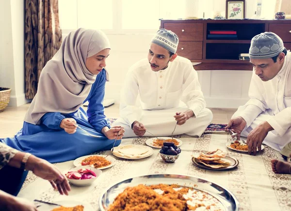 Família Muçulmana Janta Chão Comemorando Ramadã — Fotografia de Stock