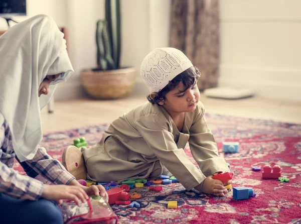 Muslim Keluarga Santai Dan Bermain Rumah — Stok Foto