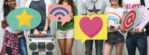 Adolescentes Sosteniendo Iconos Redes Sociales Caja Resonancia Musical Imagen Recortada — Foto de Stock