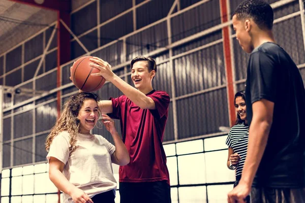 Grupo Brincalhão Amigos Adolescentes Campo Basquete — Fotografia de Stock