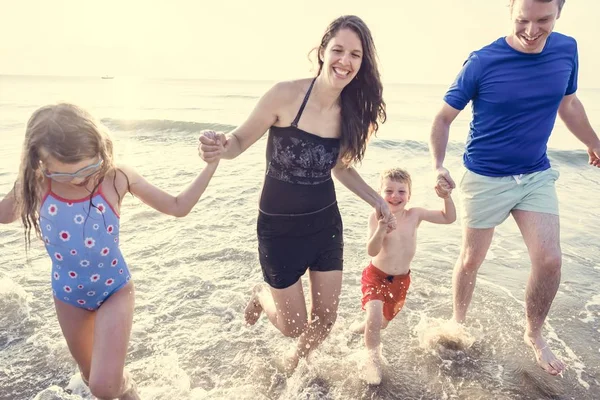 Familj Spelar Stranden — Stockfoto