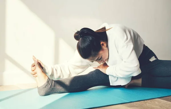 Jeune Sportive Asiatique Femme Étirement Sur Tapis Yoga Maison — Photo