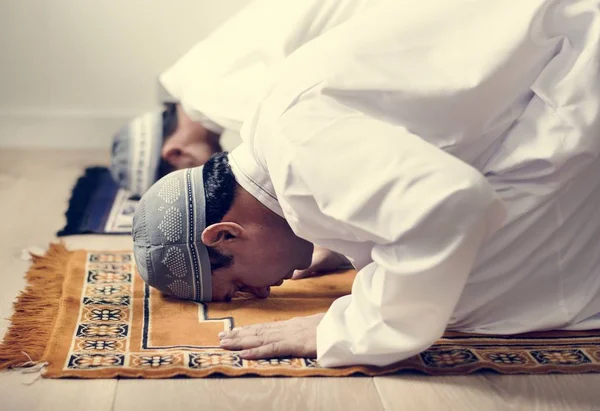 Homens Muçulmanos Rezando Durante Ramadã — Fotografia de Stock