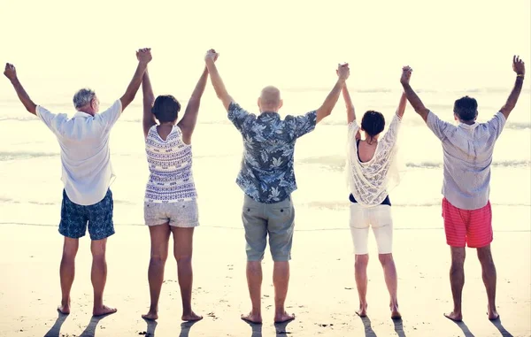 Ομάδα Των Ηλικιωμένων Στην Παραλία — Φωτογραφία Αρχείου