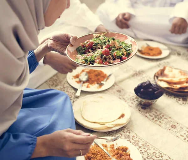 Femme Musulmane Dînant Sur Sol Célébrant Ramadan — Photo