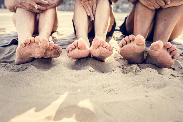 Amigos Seniores Desfrutando Praia Verão — Fotografia de Stock