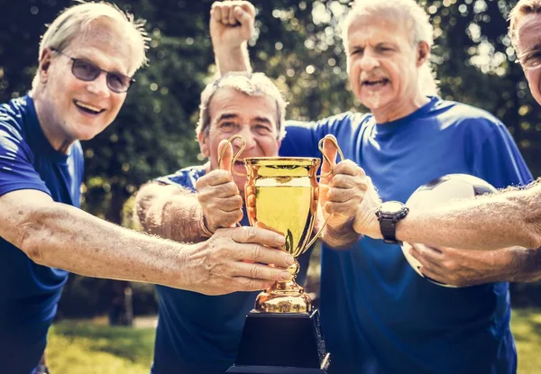 Lyckliga Män Med Fotboll Cup Trophy — Stockfoto