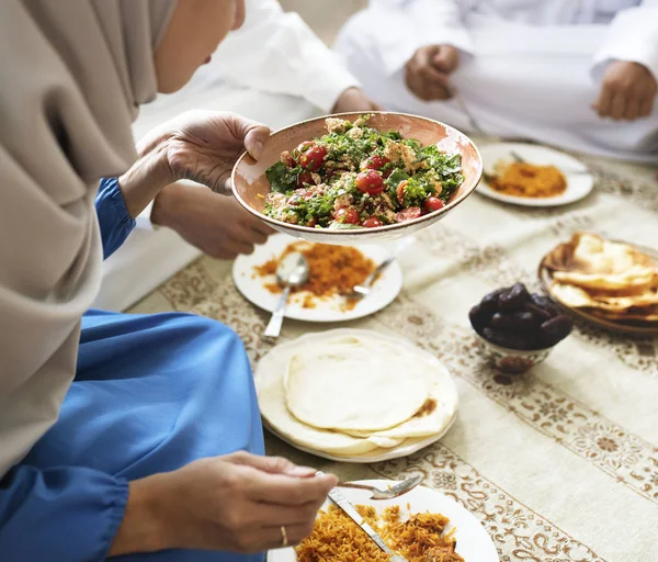 Mujer Musulmana Cenando Piso Celebrando Ramadán —  Fotos de Stock