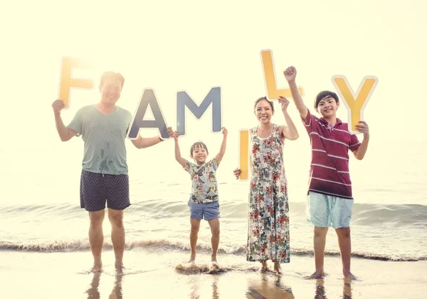 Famiglia Regge Lettere Spiaggia — Foto Stock