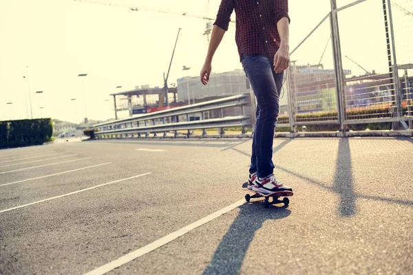 Adolescente Menino Com Skate — Fotografia de Stock