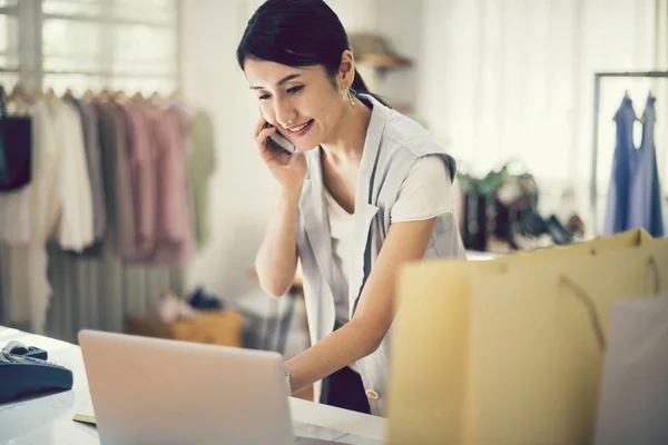 Vrouw Die Werkt Een Mode Boetiek — Stockfoto