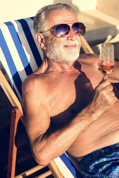 Senior Chillt Und Trinkt Wein Auf Liegestuhl — Stockfoto