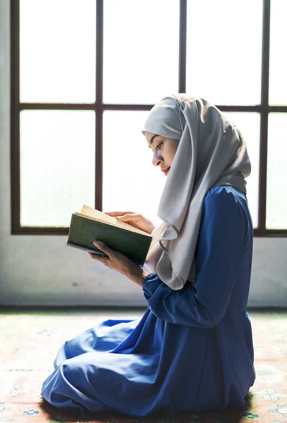 Wanita Muslim Membaca Dari Quran — Stok Foto