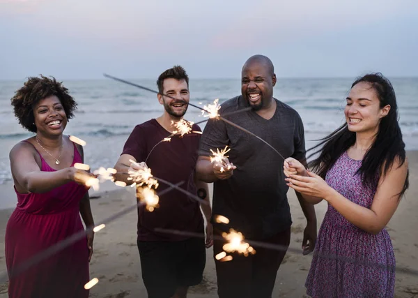 Friends Celebrating Sparklers Beach — Stock Photo, Image