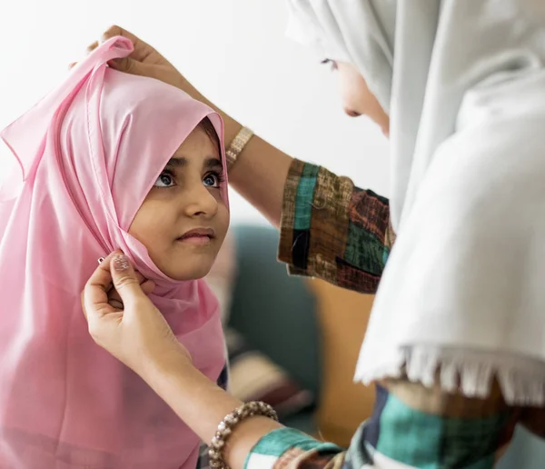 Matka Muzułmańskich Zakładanie Hidżab Jej Córeczkę — Zdjęcie stockowe