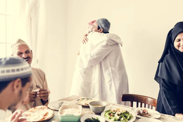 Muslim Laki Laki Memeluk Saat Makan Siang — Stok Foto