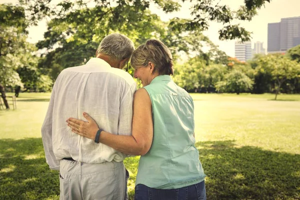 Vista Trasera Pareja Madura Abrazándose Mutuamente Parque Caminando — Foto de Stock