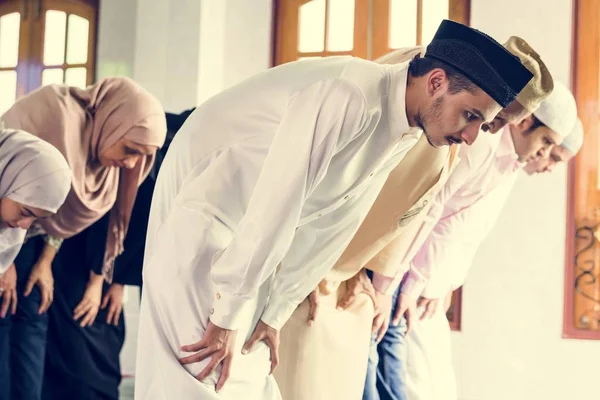 穆斯林在清真寺祈祷 — 图库照片