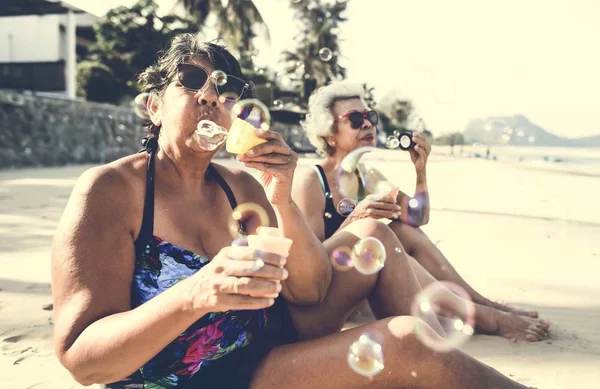 Mulheres Idosas Praia — Fotografia de Stock