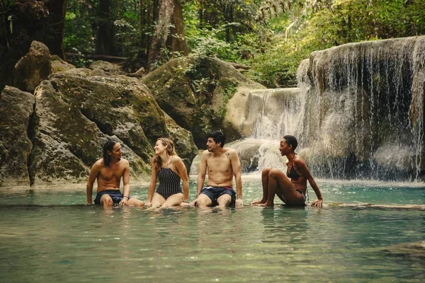 Amigos Pasando Rato Una Cascada —  Fotos de Stock