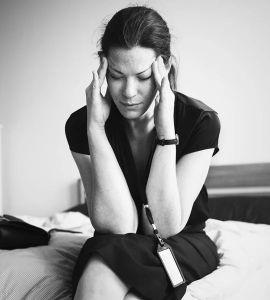 Une Femme Stressante Seule Dans Une Pièce — Photo