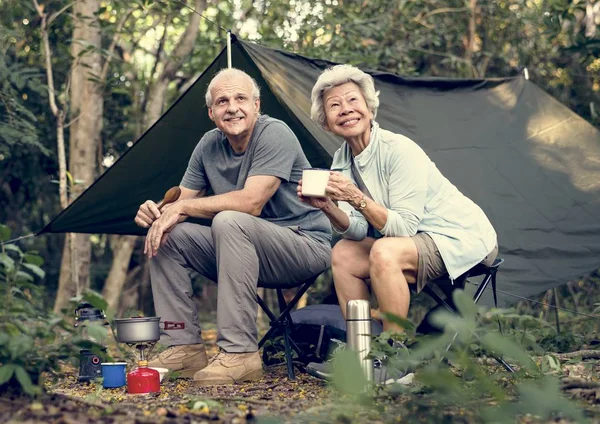 Couple Faisant Une Pause Café Nature Forêt Tout Campant — Photo