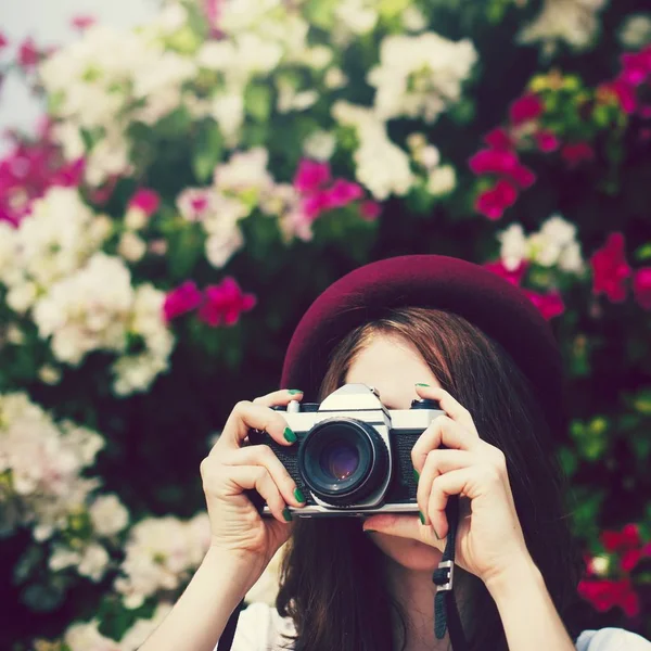 Κορίτσι Στο Καπέλο Λήψη Φωτογραφιών Μια Vintage Φωτογραφική Μηχανή — Φωτογραφία Αρχείου
