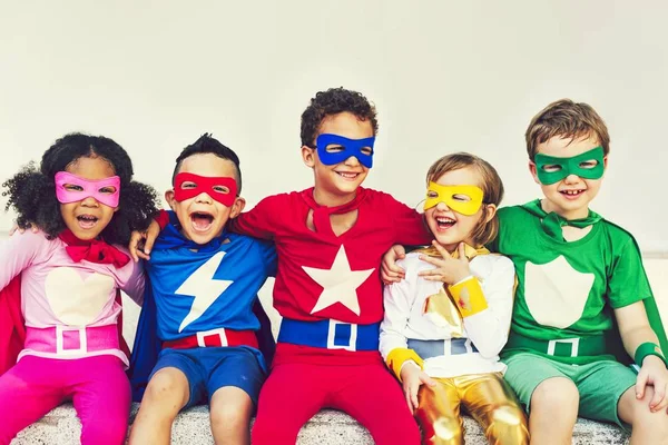 Coloridos Niños Superhéroes Con Superpoderes —  Fotos de Stock