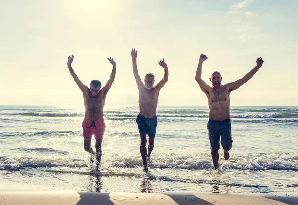 Ανώτερος Τους Φίλους Απολαμβάνοντας Την Παραλία Καλοκαίρι — Φωτογραφία Αρχείου