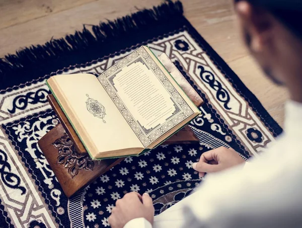 Gambar Dipotong Dari Orang Muslim Membaca Qur Karpet — Stok Foto