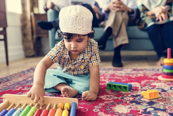 Muslimská Rodina Relaxační Hraje Doma — Stock fotografie