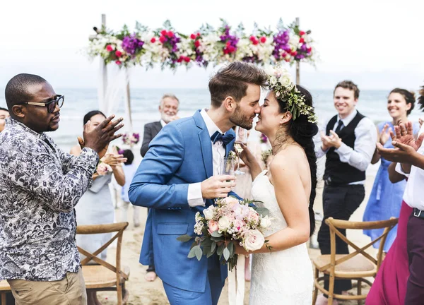Casal Jovem Beijando Recepção Casamento — Fotografia de Stock