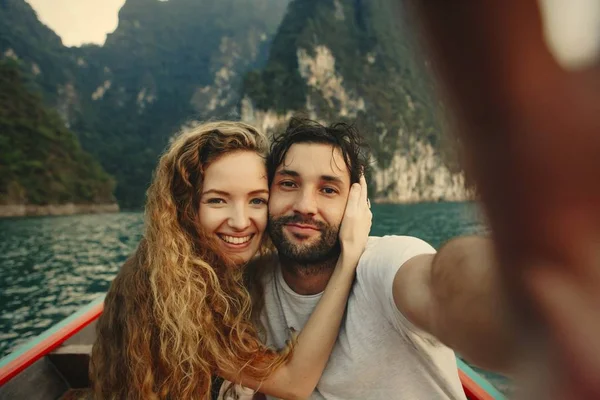 Pár Figyelembe Selfie Longtail Hajóval — Stock Fotó