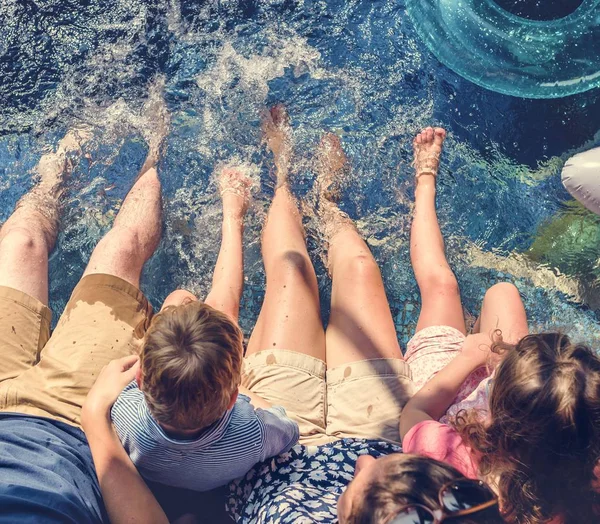 Familia Sentada Junto Piscina — Foto de Stock