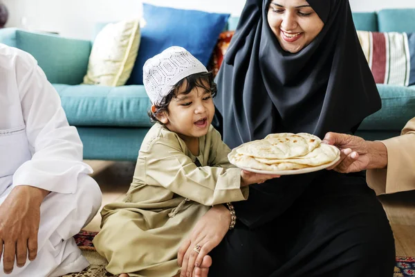 Família Muçulmana Janta Chão Comemorando Ramadã — Fotografia de Stock
