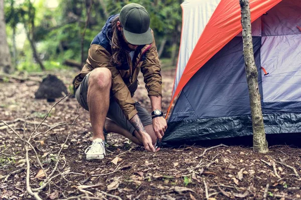 Amis Campant Ensemble Dans Forêt — Photo