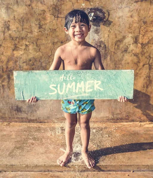 Menino Segurando Uma Placa Verão Olá — Fotografia de Stock