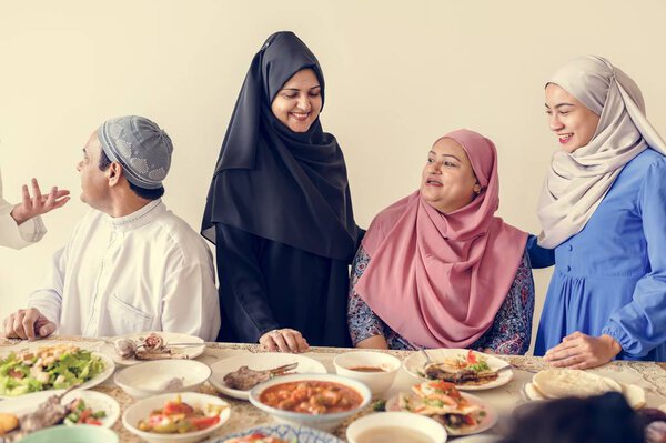 Мусульманская семья празднует Рамадан
