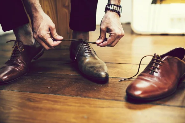 Hombre Atando Nudo Sus Zapatos — Foto de Stock