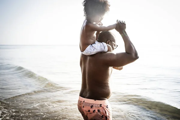 Батько Син Грають Разом Пляжі — стокове фото