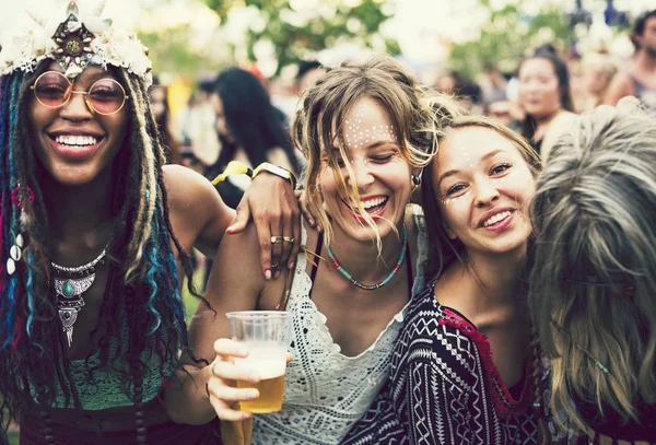 Freunde Feiern Auf Einem Musikfestival — Stockfoto