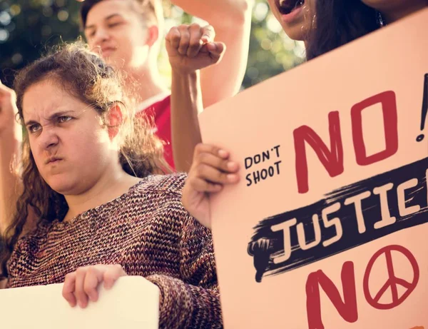 Primo Piano Adolescente Arrabbiata Che Protesta Contro Manifestazione Con Manifesti — Foto Stock