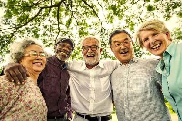 Felici Amici Anziani Nel Parco Abbracciare Abbracciare — Foto Stock