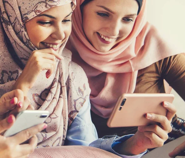 Két Iszlám Nők Visel Hidzsáb Böngészés Mobiltelefonnal — Stock Fotó