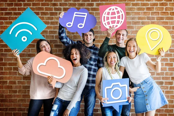 Amigos Alegres Segurando Ícones Mídia Social — Fotografia de Stock